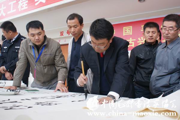 中国毛体书法家协会“兴和红色书画创作基地”主任张隽平书写现场